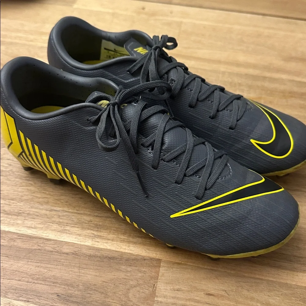 NIKE Mercurial Vapor 12 Club soccer cleats